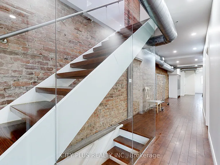 704 Bloor St W — Photo 8