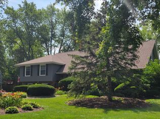 16W581 Hillside Ln, Willowbrook, IL 60527