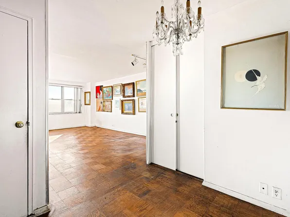 70-25 Yellowstone Boulevard image 10 of 28