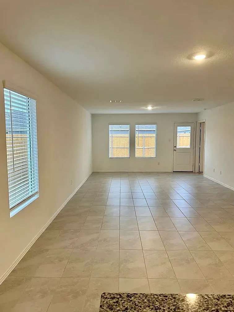 4 bed, 1600 sqft, $2,248 — Photo 4