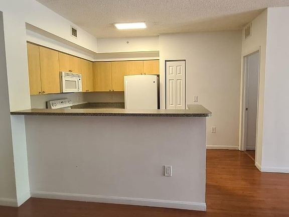 4th image of 8020 Nob Hill Rd #205