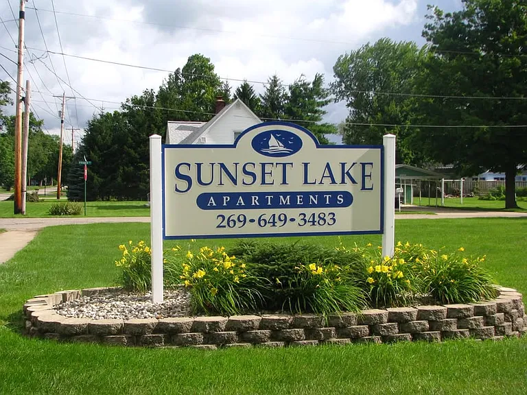 Sunset Lake Apartments — Photo 2