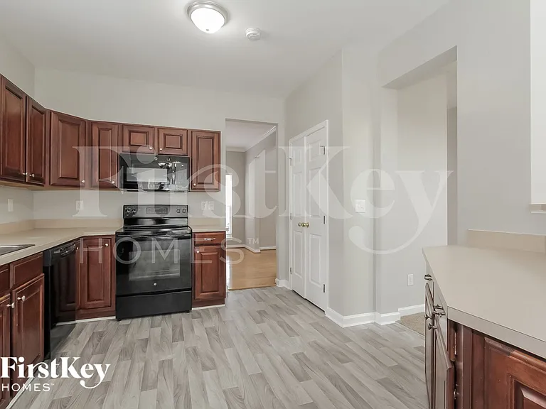9708 Spring Park Dr — Photo 7