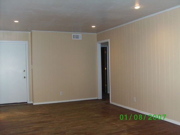 Living room with hardwood floors_02042014