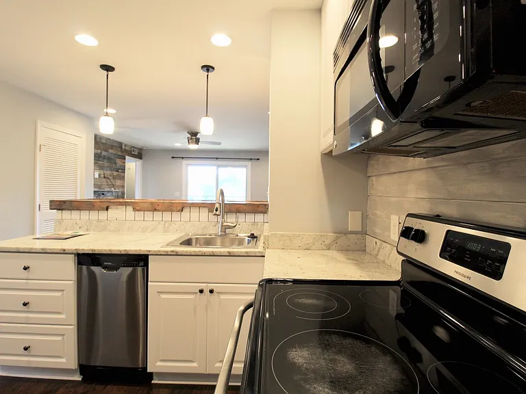 1340F Hunters Rd — Photo 7