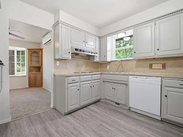 1109 S Ellison Ave — Photo 7