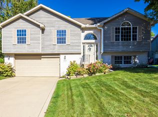 915 Quail Ridge Dr, Porter, IN 46304