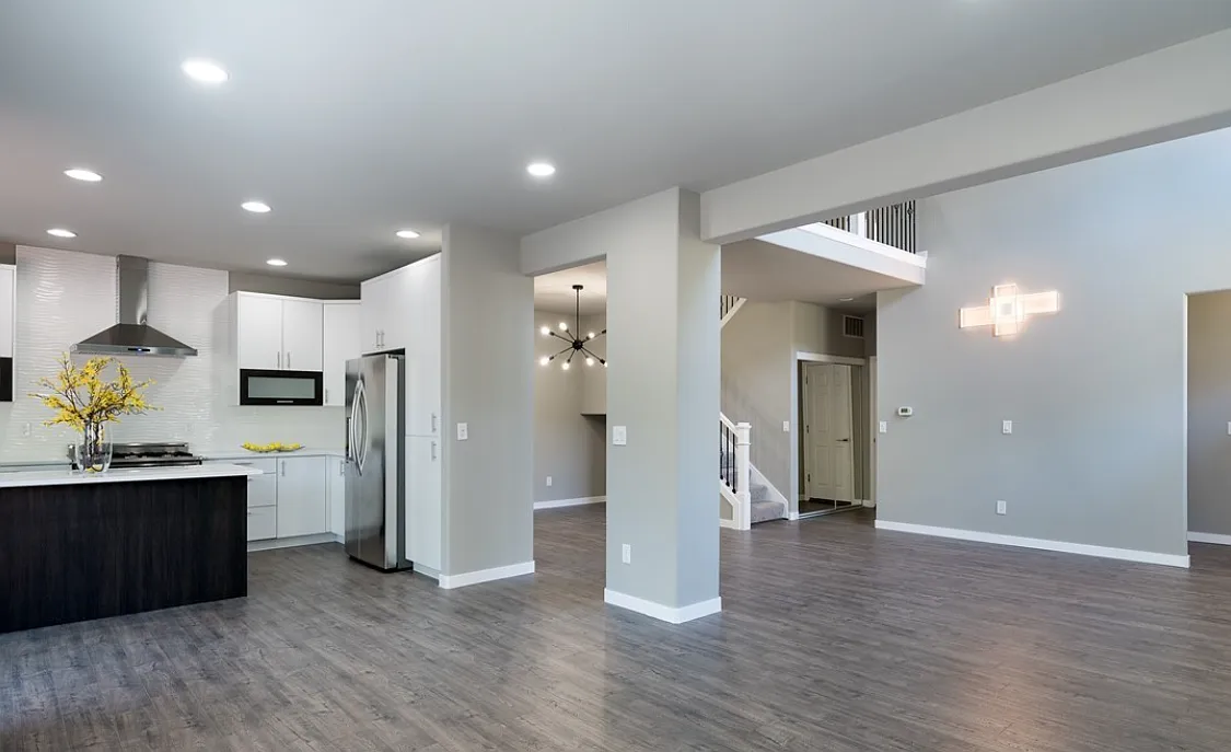 4 bed, 2.5 bath, 2010 sqft, $4,300 — Photo 3