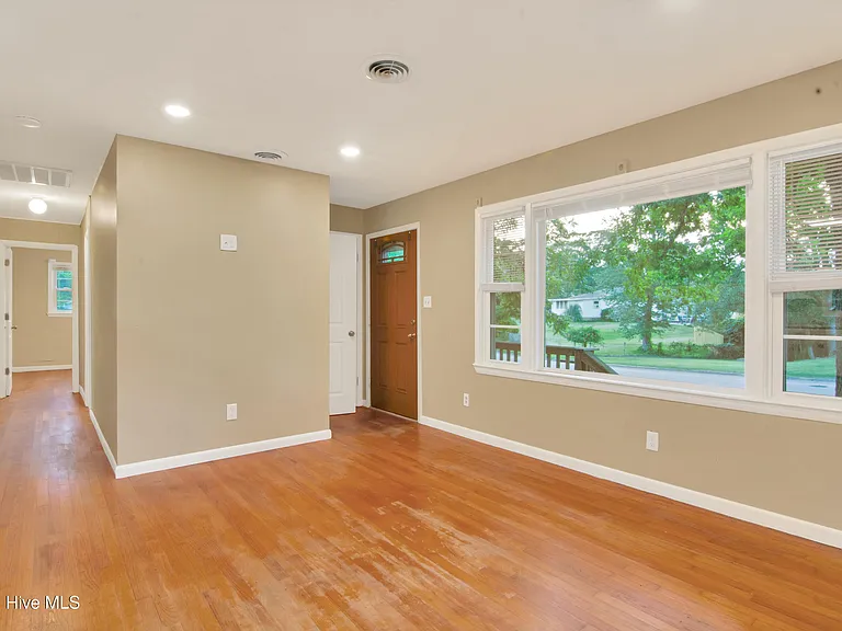 300 Long Acres Dr — Photo 3