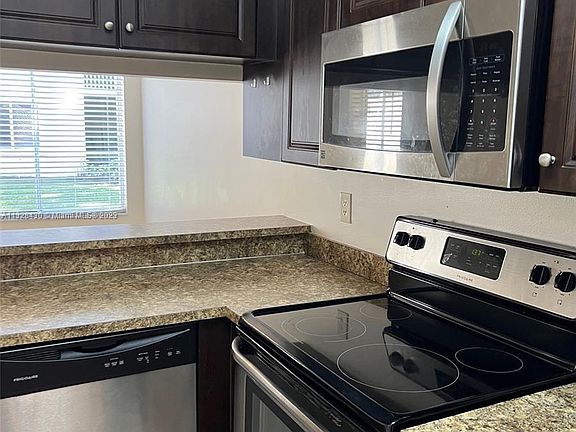 2nd image of 1104 Glenmoor Dr
