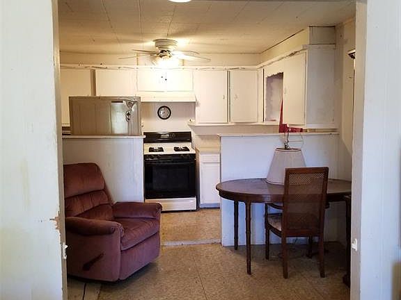 4th image of 1005 E Hook St
