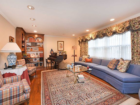 3rd image of 20 Thixton Dr