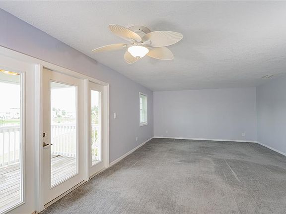 4th image of 123 SEAHORSE DRIVE SE #D