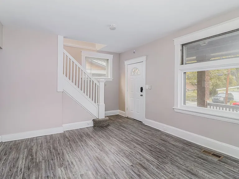 623687_019_living_room_13241345.jpg