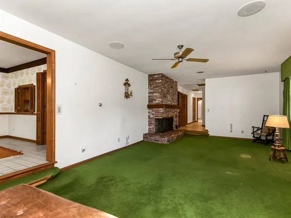 815 Adams Dr, Liberty, MO 64068