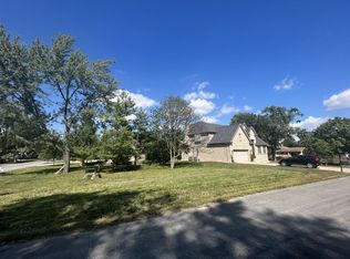 1050 W Woodland Ave, Addison, IL 60101