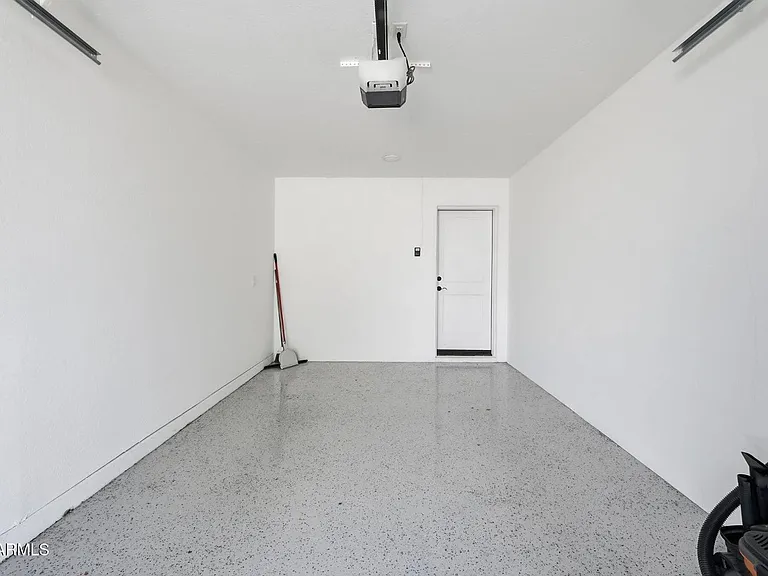 3041 E Elm St — Photo 39