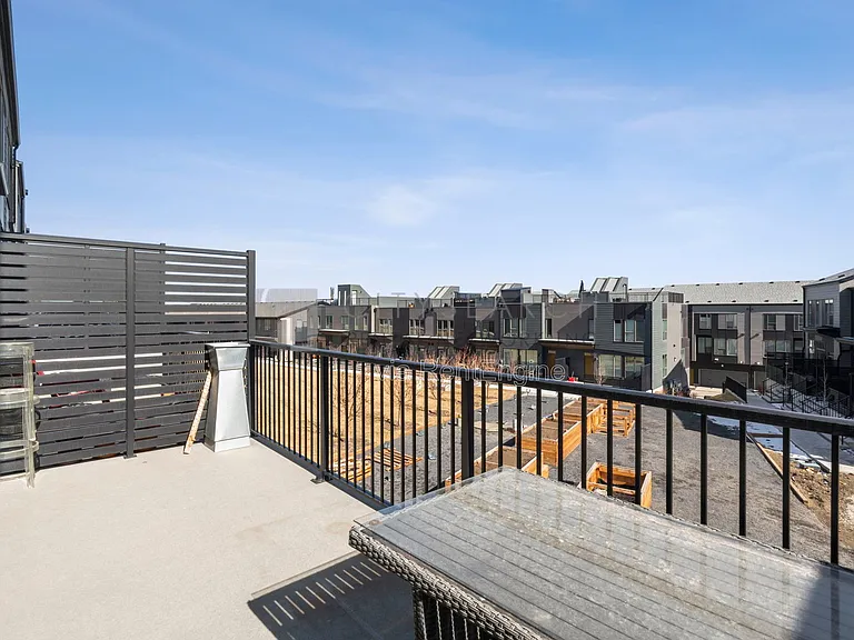 244 Sovereign Cres SW #1 — Photo 2