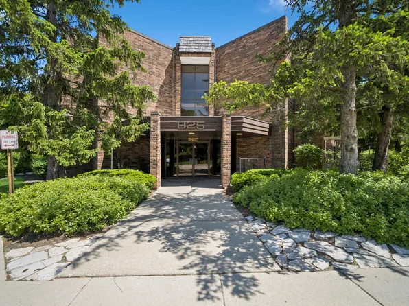 925 Spring Hill Dr APT 211, Northbrook, IL 60062