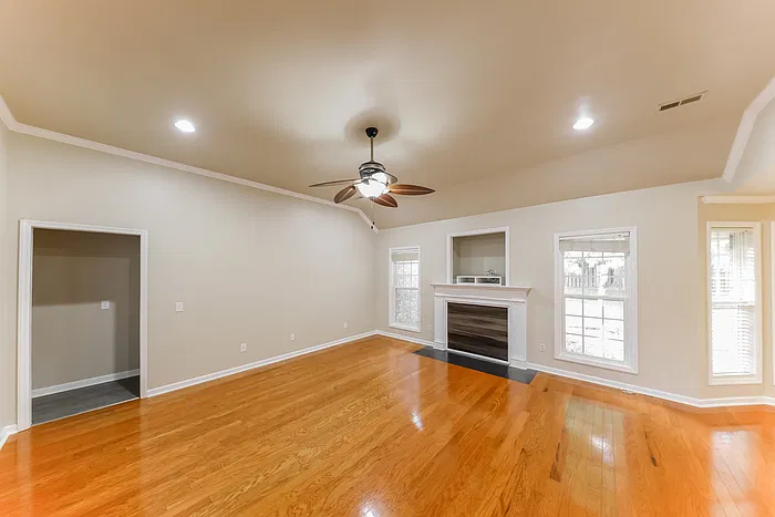 4 bed, 2.5 bath, 1948 sqft, $1,895 — Photo 3