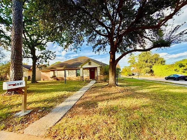 4 bed, 2.0 bath, 2250 sqft, $1,900 — Photo 2