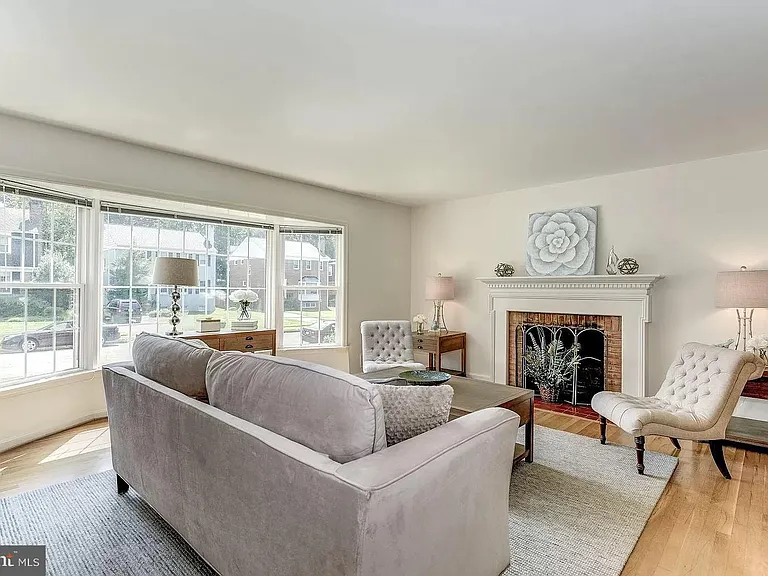 1214 Colonial Rd — Photo 5