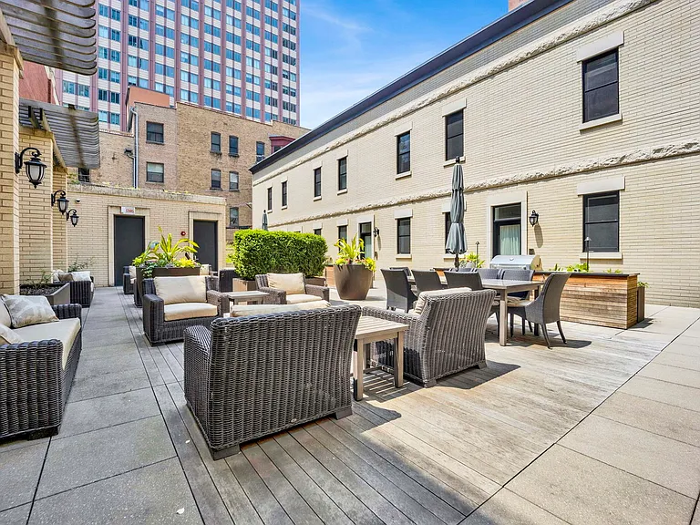 103 E Chestnut St #103 — Photo 36