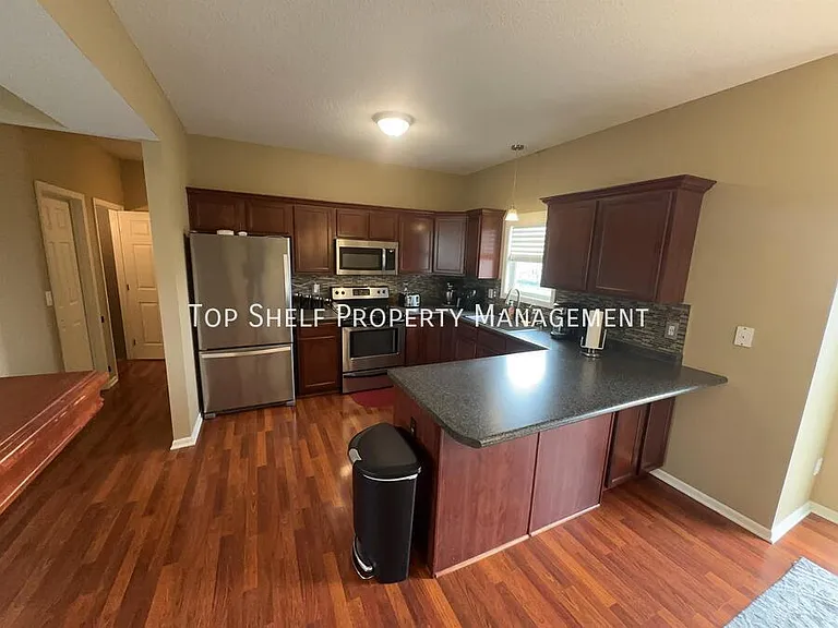332 NW Driftwood Dr — Photo 4