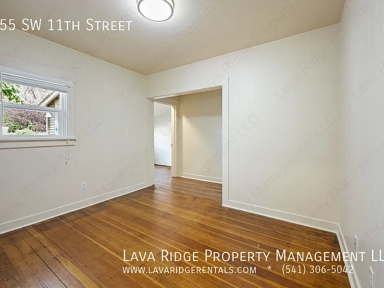 655 SW 11th St — Photo 12