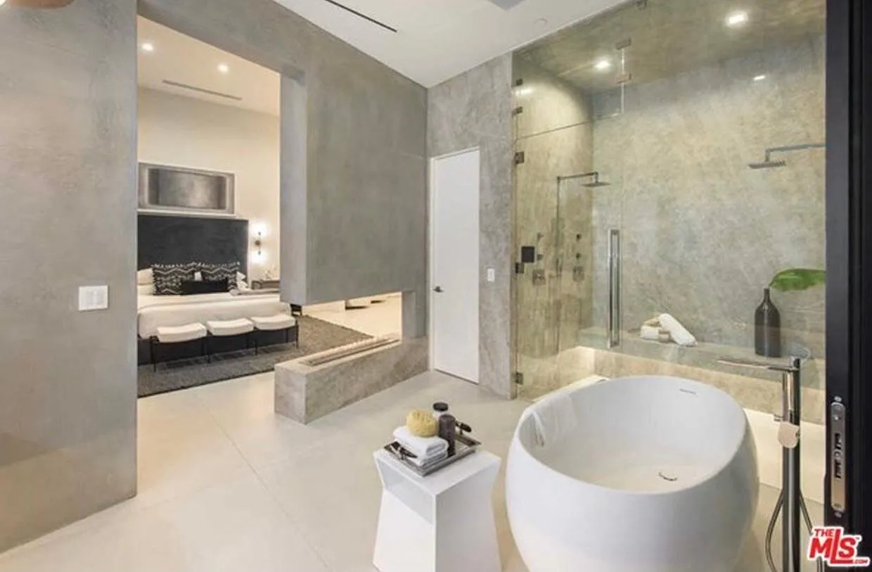 2084 Vine St — Photo 4