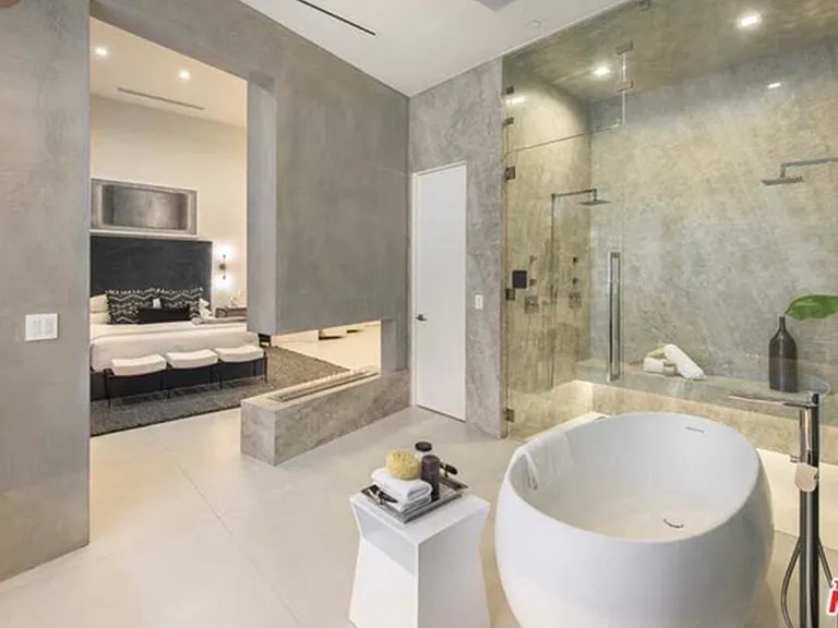 2084 Vine St — Photo 4