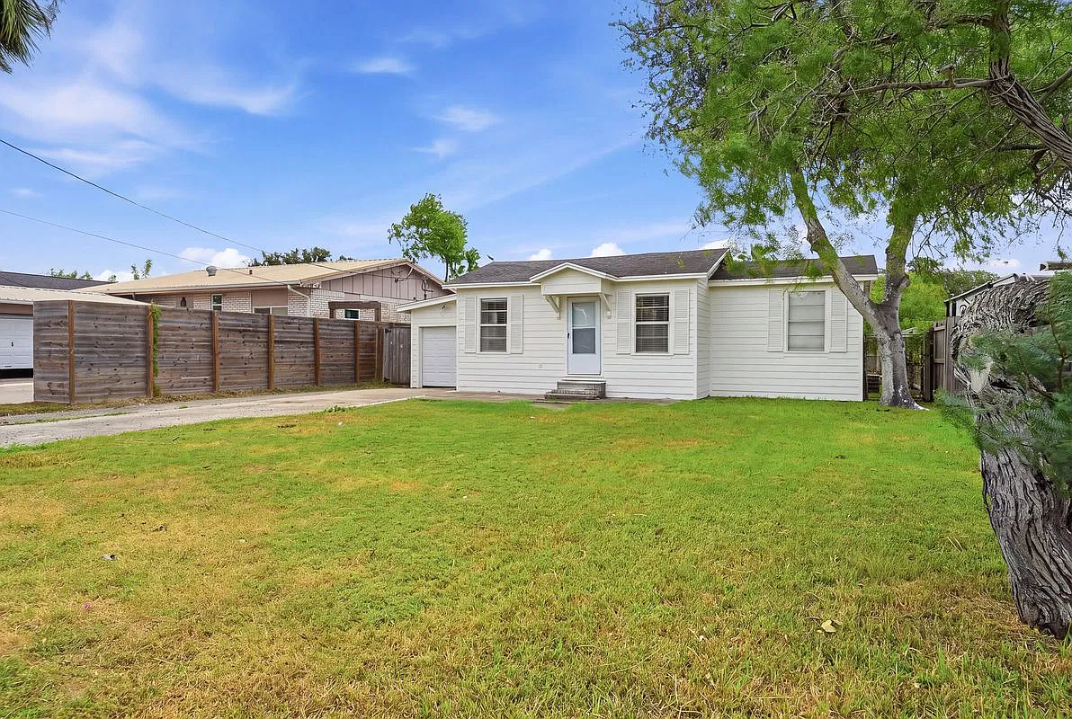 3 bed, 2.0 bath, 1268 sqft, $1,700 — Photo 3