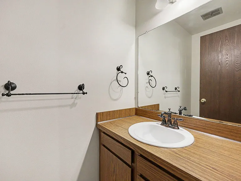 3422 Burbank Dr — Photo 10