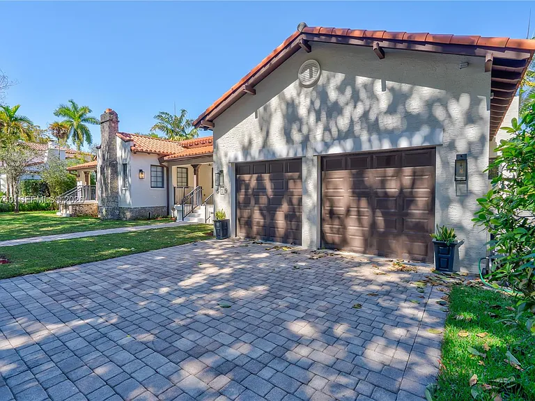 519 Alhambra Cir — Photo 4