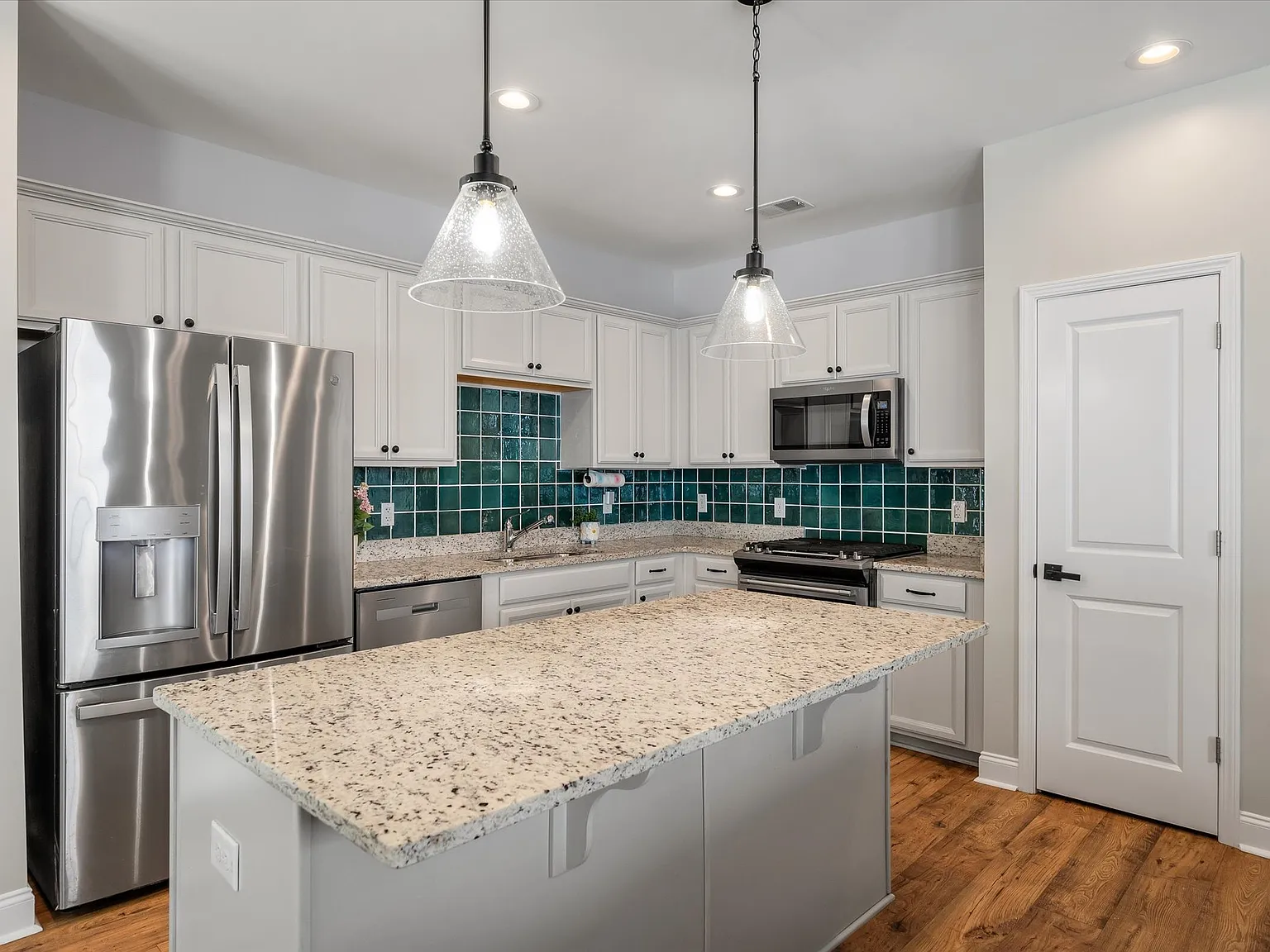 3 bed, 2.5 bath, 1539 sqft, $2,300 — Photo 3