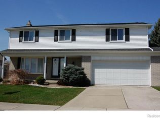 27326 Oakcrest Dr, Brownstown, MI 48183