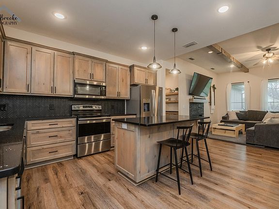 2nd image of 3018 Parkhill Rd