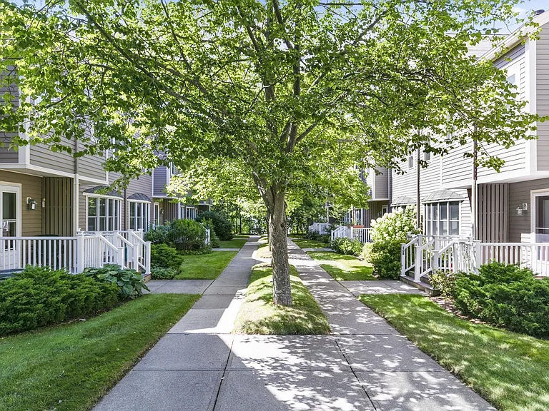 8 Locust Ln #4 — Photo 38