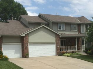 907 Roland Dr, Papillion, NE 68046