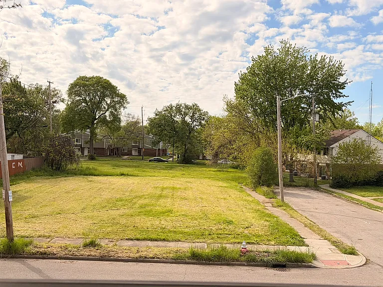 1601 Holyrood Rd — Photo 29