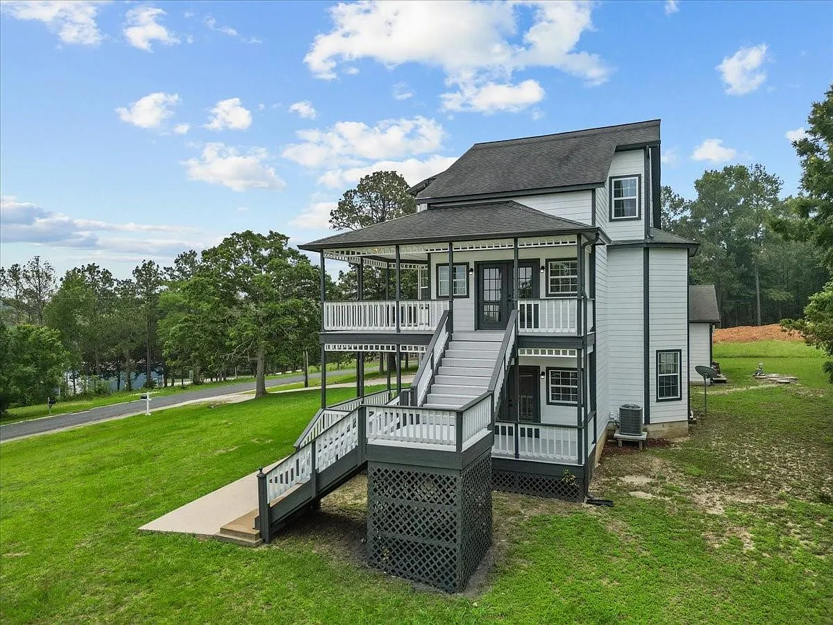 4 bed, 4.0 bath, 2744 sqft, $3,400 — Photo 2