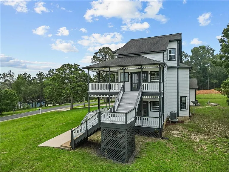 401 Paradise Dr — Photo 2