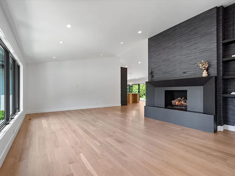 6600 N Kenton Ave — Photo 5