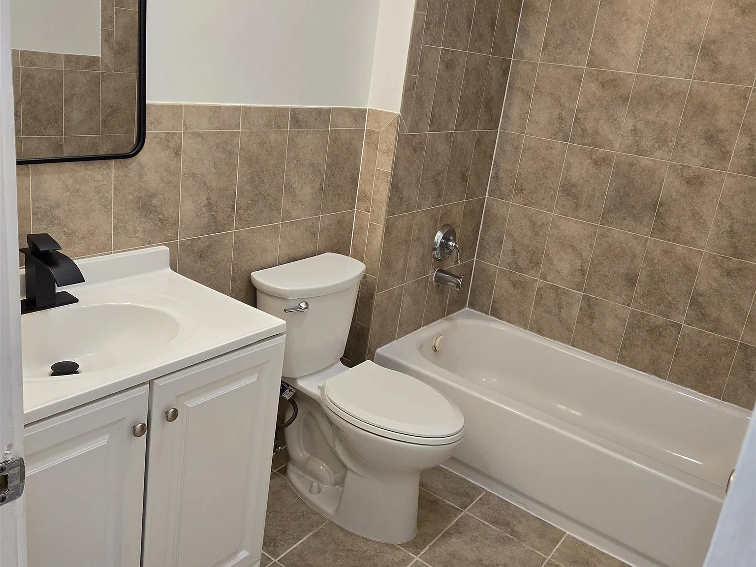 5 bed, 2.0 bath, 1600 sqft, $3,200 — Photo 4