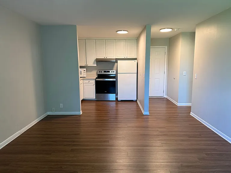 Executive House Apartments — Photo 30