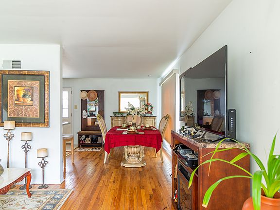 5th image of 445 Dogwood St
