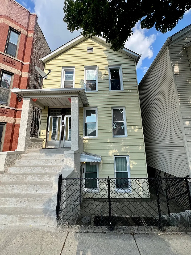 1 bed, 1.0 bath, 900 sqft, $1,900 — Photo 1