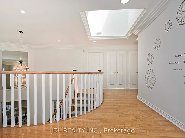 53 Aldershot Cres — Photo 23