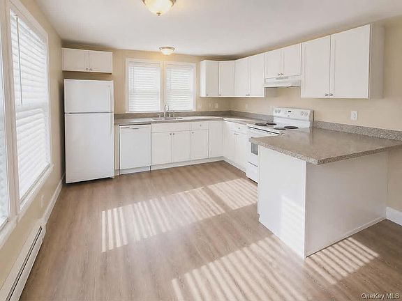 4th image of 21 Village Circle E