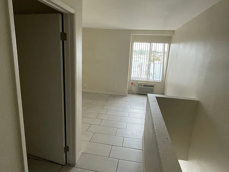 Las Palmas Apartments — Photo 6